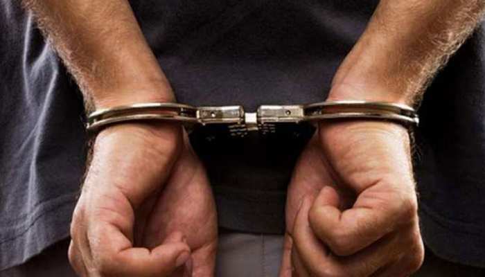 कोटा: पुलिसकर्मी को धक्का देकर भाग रहा था कैदी, होमगार्ड जवान ने धर दबोचा कोटा: पुलिसकर्मी को धक्का देकर भाग रहा था कैदी, होमगार्ड जवान ने धर दबोचा