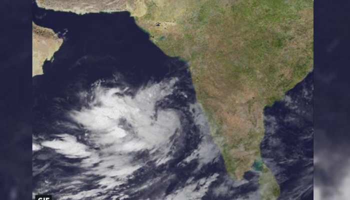 Cyclone Vayu Weather Updates: चक्रवाती तूफान से निपटने की तैयारी पूरी, 'वायु' को बेअसर करेंगे सेना और वायुसेना Cyclone Vayu Weather Updates: चक्रवाती तूफान से निपटने की तैयारी पूरी, 'वायु' को बेअसर करेंगे सेना और वायुसेना