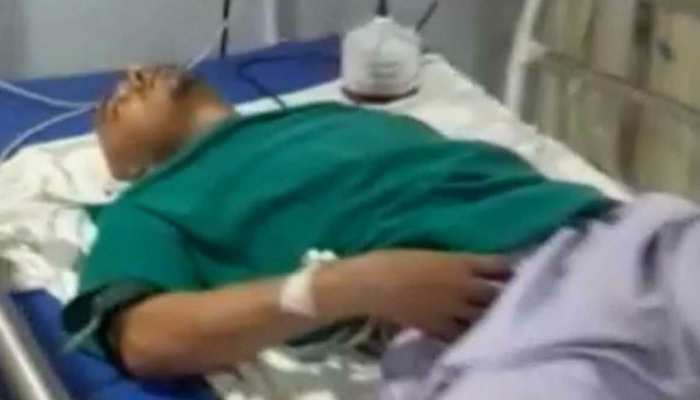 आरजेडी विधायक के बेटे की दबंगई, नाश्ता पसंद नहीं आने पर दुकानदार को जमकर पीटा आरजेडी विधायक के बेटे की दबंगई, नाश्ता पसंद नहीं आने पर दुकानदार को जमकर पीटा