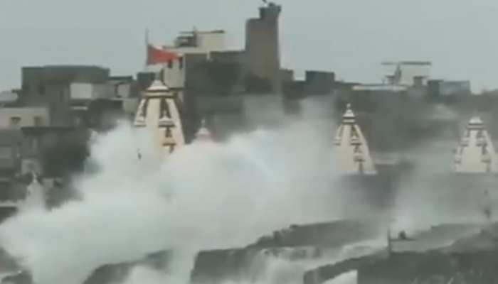 VIDEO: गुजरात की ओर मुड़ा चक्रवात 'वायु', पोरबंदर में चौपाटी बीच पर उठीं ऊंची लहरें VIDEO: गुजरात की ओर मुड़ा चक्रवात 'वायु', पोरबंदर में चौपाटी बीच पर उठीं ऊंची लहरें