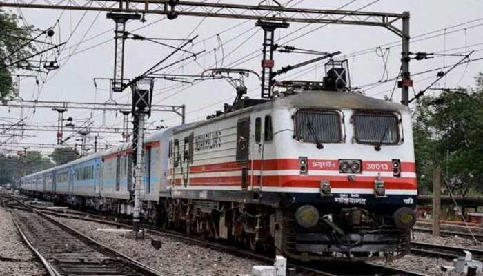 चक्रवात वायु: पश्चिम रेलवे ने तटीय गुजरात इलाके में ट्रेनें कीं निरस्त चक्रवात वायु: पश्चिम रेलवे ने तटीय गुजरात इलाके में ट्रेनें कीं निरस्त