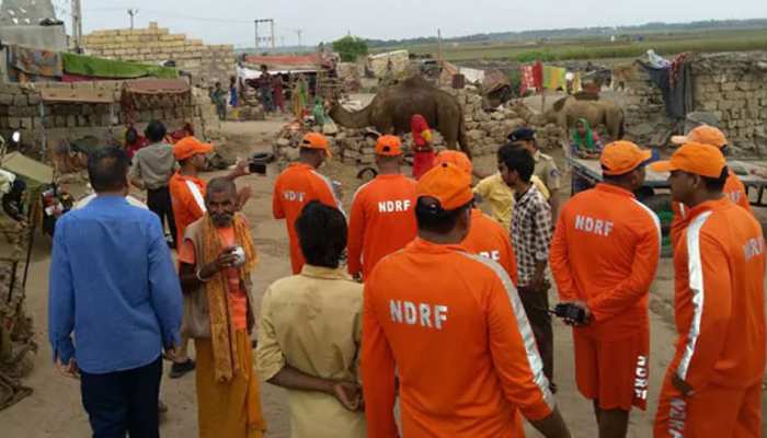 वायु चक्रवात हुआ बेहद गंभीर, 1.6 लाख लोग सुरक्षित स्थान पर पहुंचाए गए वायु चक्रवात हुआ बेहद गंभीर, 1.6 लाख लोग सुरक्षित स्थान पर पहुंचाए गए