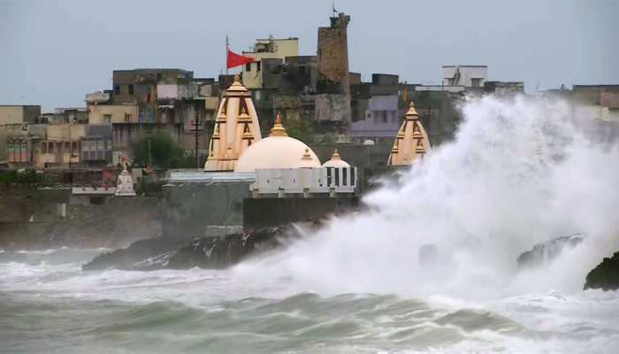 गुजरात के तट से आज टकरा सकता है चक्रवात 'वायु', सेना, नौसेना, वायु सेना अलर्ट पर गुजरात के तट से आज टकरा सकता है चक्रवात 'वायु', सेना, नौसेना, वायु सेना अलर्ट पर