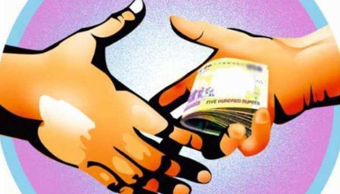 बहराइच में गर्भवती महिलाओं की जांच के नाम पर हो रही घूसखोरी, लैब टेक्नीशियन पर आरोप बहराइच में गर्भवती महिलाओं की जांच के नाम पर हो रही घूसखोरी, लैब टेक्नीशियन पर आरोप