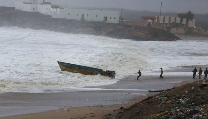 चक्रवात ‘वायु’: रेलवे ने रद्द कीं 86 ट्रेनें, 33 अन्य ट्रेनों को बीच में रोका चक्रवात ‘वायु’: रेलवे ने रद्द कीं 86 ट्रेनें, 33 अन्य ट्रेनों को बीच में रोका