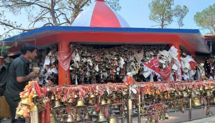 उत्तराखंड की वादियों में हैं 'न्याय के देवता', भक्त मनोकामना के लिए उन्हें लिखते हैं चिट्ठी उत्तराखंड की वादियों में हैं 'न्याय के देवता', भक्त मनोकामना के लिए उन्हें लिखते हैं चिट्ठी