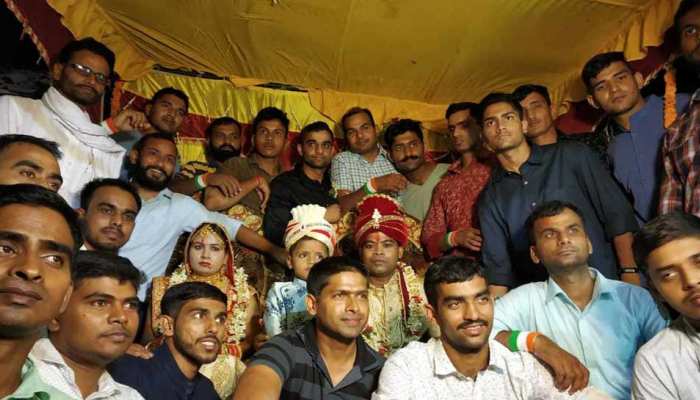 शहीद दोस्त की बहन को गरुड़ कमांडो ने दी अनमोल विदाई, उसके हर कदम को अपनी हथेलियों पर रखा शहीद दोस्त की बहन को गरुड़ कमांडो ने दी अनमोल विदाई, उसके हर कदम को अपनी हथेलियों पर रखा