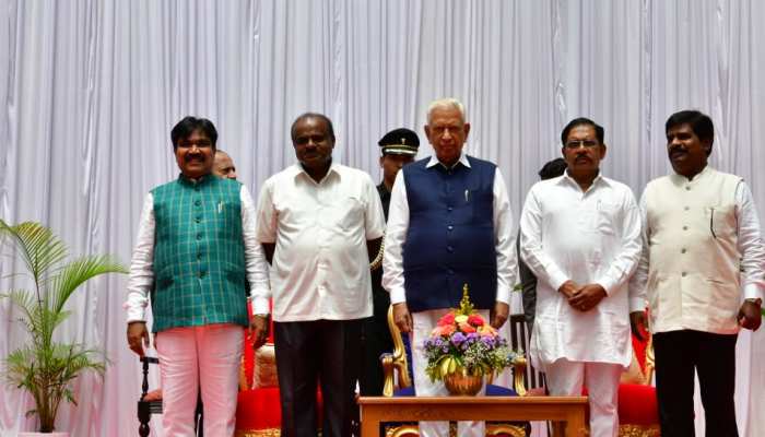 कर्नाटकः एचडी कुमारस्वामी के मंत्रिमंडल का हुआ विस्तार, 2 निर्दलीय विधायकों को बनाया गया मंत्री कर्नाटकः एचडी कुमारस्वामी के मंत्रिमंडल का हुआ विस्तार, 2 निर्दलीय विधायकों को बनाया गया मंत्री
