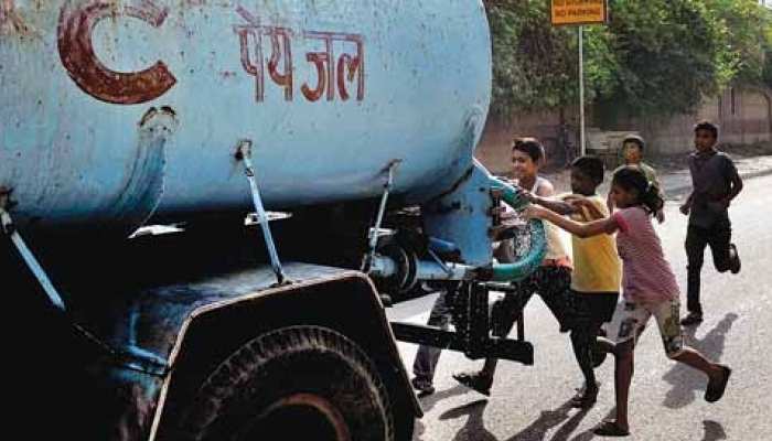 उदयपुर: प्रशासन की अनदेखी से बढ़ी टैंकर संचालकों की मनमानी, जनता परेशान उदयपुर: प्रशासन की अनदेखी से बढ़ी टैंकर संचालकों की मनमानी, जनता परेशान