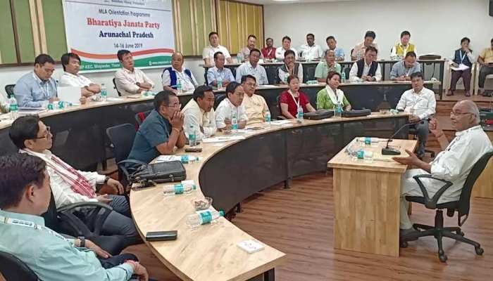 अरुणाचल प्रदेश के विधायक पहुंचे मुंबई, पाठशाला में ले रहे हैं राजनीति की क्लास अरुणाचल प्रदेश के विधायक पहुंचे मुंबई, पाठशाला में ले रहे हैं राजनीति की क्लास