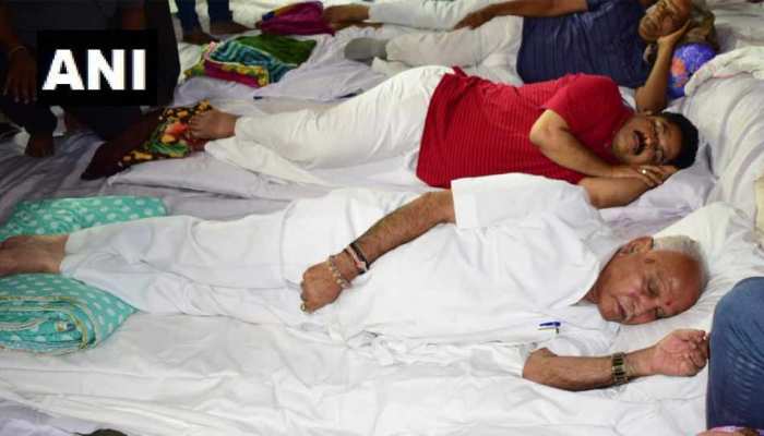बेंगलुरु: येदियुरप्पा की अगुवाई में सड़क पर पूरी रात सोए BJP नेता, इस डिमांड पर अड़े बेंगलुरु: येदियुरप्पा की अगुवाई में सड़क पर पूरी रात सोए BJP नेता, इस डिमांड पर अड़े