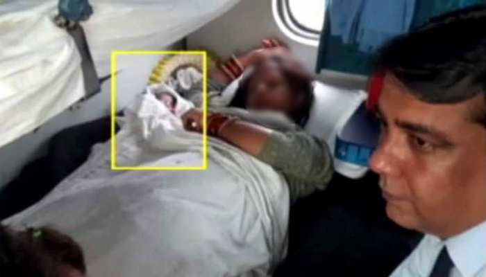 डॉक्टर बिना ही राजधानी एक्सप्रेस में महिला ने दिया बच्ची को जन्म, TTE ने की मदद डॉक्टर बिना ही राजधानी एक्सप्रेस में महिला ने दिया बच्ची को जन्म, TTE ने की मदद