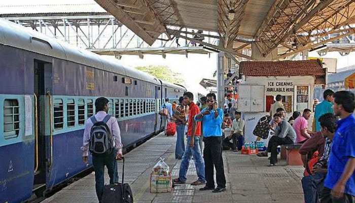 जयपुर रेलवे स्टेशन पर खुलेआम नियमों को तोड़ रही जनता, सुरक्षा बल बेफिक्र जयपुर रेलवे स्टेशन पर खुलेआम नियमों को तोड़ रही जनता, सुरक्षा बल बेफिक्र