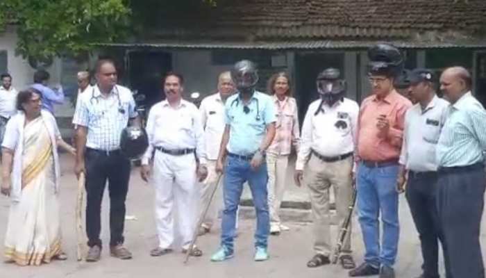 उज्जैन के डाक्टरों का अनोखा विरोध प्रदर्शन, सिर पर हेलमेट और हाथों में डंडा लेकर किया मरीजों का इलाज उज्जैन के डाक्टरों का अनोखा विरोध प्रदर्शन, सिर पर हेलमेट और हाथों में डंडा लेकर किया मरीजों का इलाज