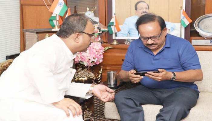चमकी बुखार से 126 बच्चों की मौत, केंद्रीय मंत्री हर्षवर्धन और बिहार के स्वास्थ्य मंत्री मंगल पांडेय पर मुकदमा दर्ज चमकी बुखार से 126 बच्चों की मौत, केंद्रीय मंत्री हर्षवर्धन और बिहार के स्वास्थ्य मंत्री मंगल पांडेय पर मुकदमा दर्ज