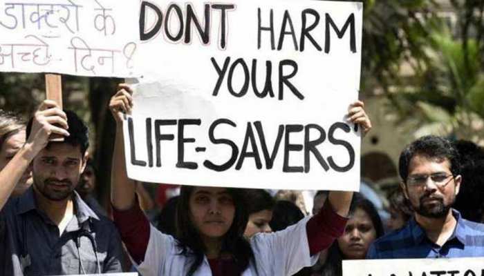 रायपुर: डॉक्टरों की हड़ताल से मरीज बेहाल, सरकारी अस्पतालों में OPD चलाने का दावा फेल रायपुर: डॉक्टरों की हड़ताल से मरीज बेहाल, सरकारी अस्पतालों में OPD चलाने का दावा फेल