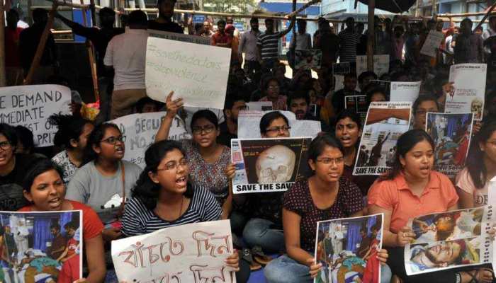 डॉक्टरों की हड़ताल से परेशान हुए मरीज, अस्पतालों के बाहर से ही लौटने को हैं मजबूर डॉक्टरों की हड़ताल से परेशान हुए मरीज, अस्पतालों के बाहर से ही लौटने को हैं मजबूर