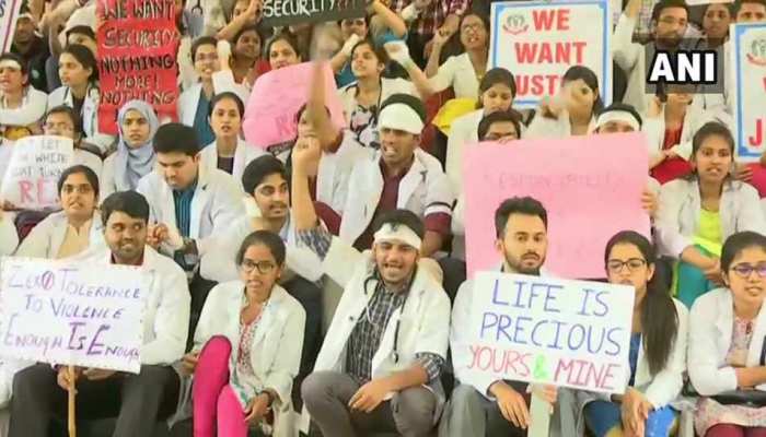 कर्नाटक में प्राइवेट और सरकारी अस्पतालों के 40,000 डॉक्टर हड़ताल पर, OPD बंद कर्नाटक में प्राइवेट और सरकारी अस्पतालों के 40,000 डॉक्टर हड़ताल पर, OPD बंद