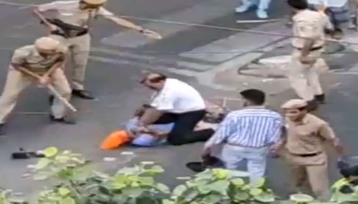 टेम्पो चालक से मारपीट के बाद तीन पुलिसकर्मी निलंबित, केजरीवाल ने की कड़ी कार्रवाई की मांग टेम्पो चालक से मारपीट के बाद तीन पुलिसकर्मी निलंबित, केजरीवाल ने की कड़ी कार्रवाई की मांग