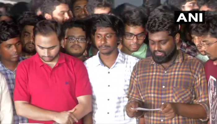 पश्चिम बंगाल: ममता बनर्जी से मिलने के बाद डॉक्टरों ने खत्म की हड़ताल, कहा - जल्द से जल्द काम पर लौटेंगे पश्चिम बंगाल: ममता बनर्जी से मिलने के बाद डॉक्टरों ने खत्म की हड़ताल, कहा - जल्द से जल्द काम पर लौटेंगे
