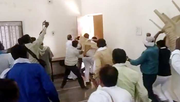 VIDEO: 'नेता जी' जुटे थे हार की समीक्षा करने, कार्यकर्ताओं ने दौड़ा-दौड़ाकर पीटा VIDEO: 'नेता जी' जुटे थे हार की समीक्षा करने, कार्यकर्ताओं ने दौड़ा-दौड़ाकर पीटा