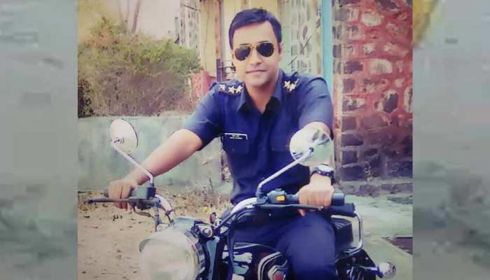 VIDEO: सेना के अफसर से शहीद मेजर की बिलखती मां ने पूछा, 'बता मेरा शेर बेटा कहां है' VIDEO: सेना के अफसर से शहीद मेजर की बिलखती मां ने पूछा, 'बता मेरा शेर बेटा कहां है'