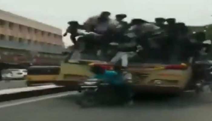 Viral Video: चलती बस की छत पर मना रहे थे 'BUS DAY', ब्रेक लगते ही धड़ाम से गिरे छात्र Viral Video: चलती बस की छत पर मना रहे थे 'BUS DAY', ब्रेक लगते ही धड़ाम से गिरे छात्र