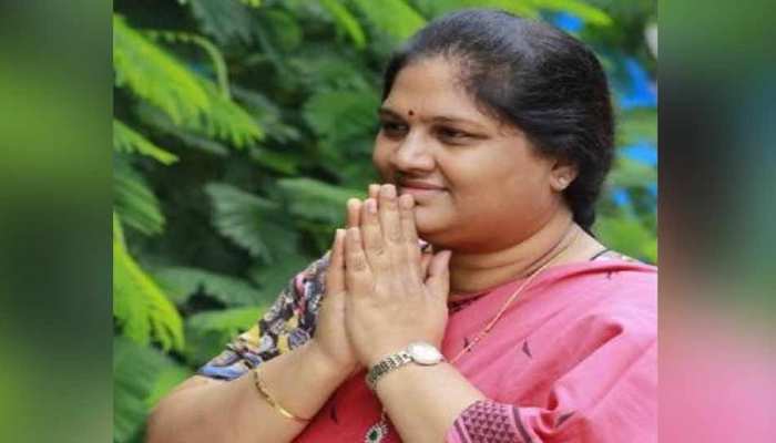 आंध्र प्रदेश: YSRCP की पूर्व सांसद कोथापल्ली गीता ने थामा बीजेपी का दामन आंध्र प्रदेश: YSRCP की पूर्व सांसद कोथापल्ली गीता ने थामा बीजेपी का दामन