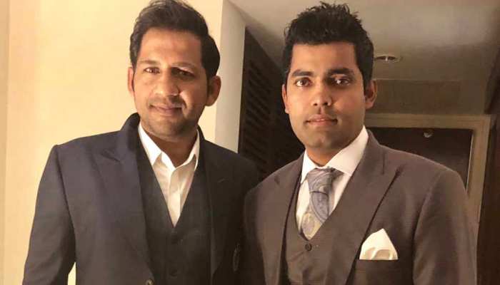 भारत-पाक मैच के खिलाड़ियों की तारीफ करने में बुरा फंसा PAK क्रिकेटर, ट्विटर पर उड़ा मजाक भारत-पाक मैच के खिलाड़ियों की तारीफ करने में बुरा फंसा PAK क्रिकेटर, ट्विटर पर उड़ा मजाक