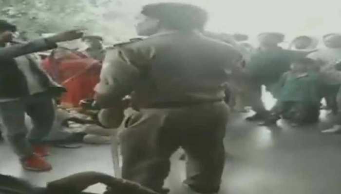 VIDEO: जीआरपी कॉन्स्टेबल ने लाइन में लगने को कहा तो गुस्साए 2 युवकों ने कर दी पिटाई VIDEO: जीआरपी कॉन्स्टेबल ने लाइन में लगने को कहा तो गुस्साए 2 युवकों ने कर दी पिटाई
