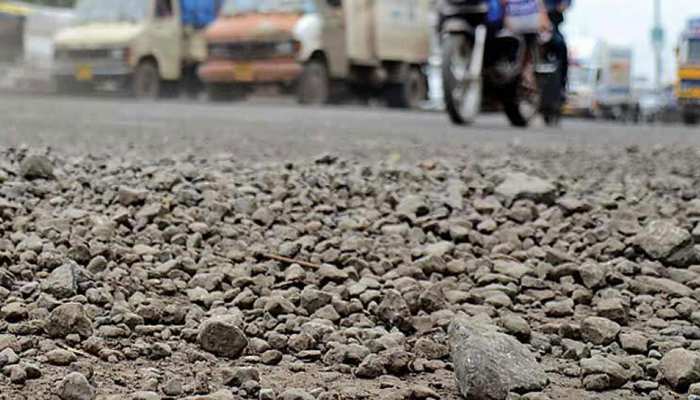 करौली: जर्जर सड़क से वाहन चालक और राहगीर परेशान, विभागीय अधिकारी नहीं ले रहे एक्शन करौली: जर्जर सड़क से वाहन चालक और राहगीर परेशान, विभागीय अधिकारी नहीं ले रहे एक्शन