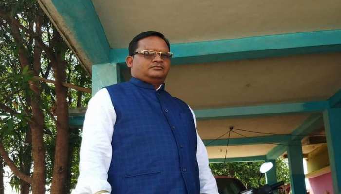 छत्तीसगढ़: नक्सलियों ने सपा नेता को घर से किया अगवा, हत्या कर शव सड़क पर फेंका छत्तीसगढ़: नक्सलियों ने सपा नेता को घर से किया अगवा, हत्या कर शव सड़क पर फेंका