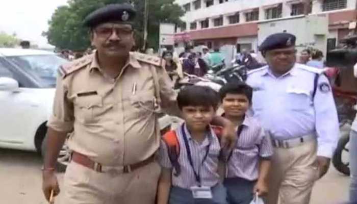 वडोदरा: स्कूल बसों की हड़ताल, पुलिस ने PCR से बच्चों को पहुंचाया स्कूल वडोदरा: स्कूल बसों की हड़ताल, पुलिस ने PCR से बच्चों को पहुंचाया स्कूल