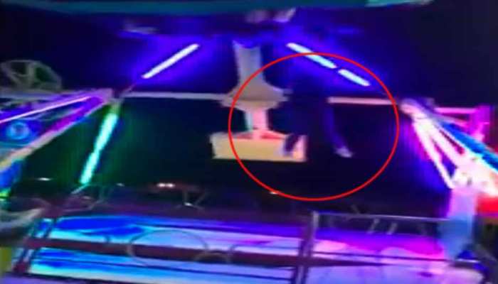 VIDEO: एम्यूजमेंट पार्क में मस्ती कर रही महिला अचानक राइड से गिरी और फिर... VIDEO: एम्यूजमेंट पार्क में मस्ती कर रही महिला अचानक राइड से गिरी और फिर...