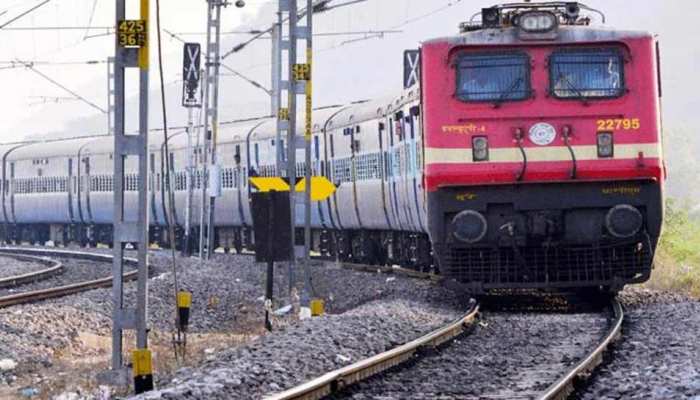 ट्रेन में इलाज न मिलने से यात्री की मौत, परिजनों ने लगाया लापरवाही का आरोप ट्रेन में इलाज न मिलने से यात्री की मौत, परिजनों ने लगाया लापरवाही का आरोप