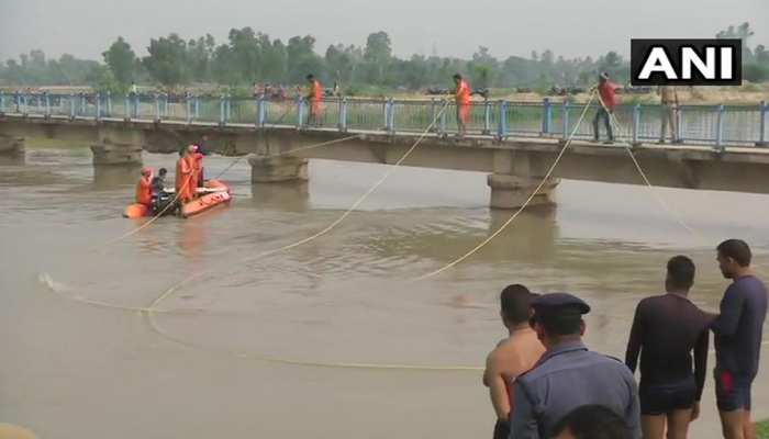 लखनऊ : शादी समारोह से लौट रही गाड़ी नहर में गिरी, 6 बच्चों के बहने की आशंका लखनऊ : शादी समारोह से लौट रही गाड़ी नहर में गिरी, 6 बच्चों के बहने की आशंका
