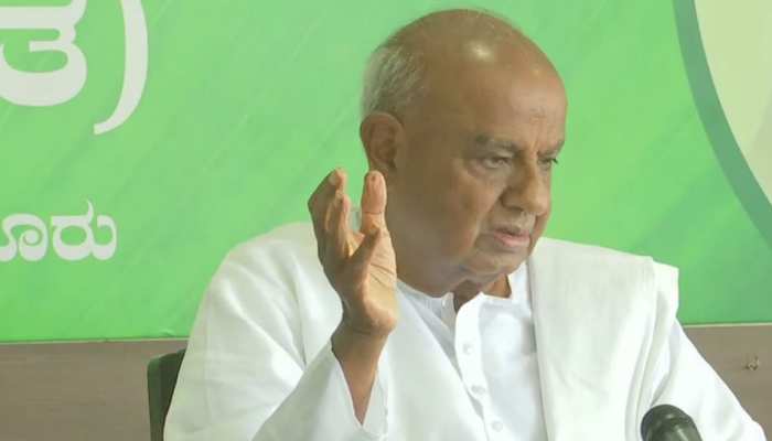 कर्नाटक: जेडीएस-कांग्रेस सरकार पर संकट के बादलों के बीच देवगौड़ा ने बुलाई अहम बैठक कर्नाटक: जेडीएस-कांग्रेस सरकार पर संकट के बादलों के बीच देवगौड़ा ने बुलाई अहम बैठक