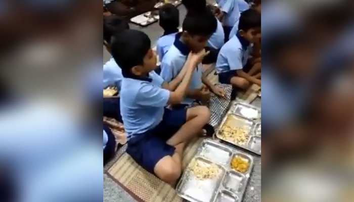 इस बच्चे ने अपने दोस्त के लिए किया कुछ ऐसा, VIDEO देख कर जीत लेगा आपका दिल इस बच्चे ने अपने दोस्त के लिए किया कुछ ऐसा, VIDEO देख कर जीत लेगा आपका दिल