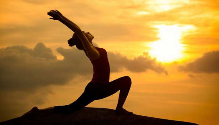 International Yoga Day: लाख बीमारियों की एक दवा है 'सूर्य नमस्कार', 15 मिनट में सारे दर्द गायब... International Yoga Day: लाख बीमारियों की एक दवा है 'सूर्य नमस्कार', 15 मिनट में सारे दर्द गायब...