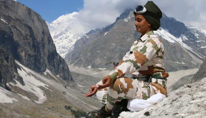 19 हजार फीट की ऊंचाई पर माइनस तापमान के बीच आईटीबीपी के हिमवीरों ने किया योग 19 हजार फीट की ऊंचाई पर माइनस तापमान के बीच आईटीबीपी के हिमवीरों ने किया योग
