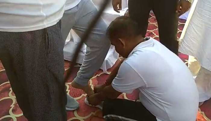 अंतरराष्ट्रीय योग दिवस: योगी के मंत्री ने सरकारी कर्मचारी से पहना जूता, तस्वीरें वायरल अंतरराष्ट्रीय योग दिवस: योगी के मंत्री ने सरकारी कर्मचारी से पहना जूता, तस्वीरें वायरल