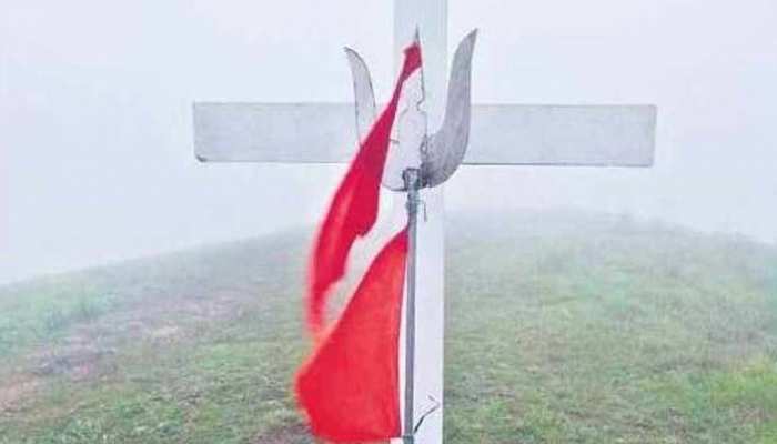 चर्च के क्रॉस पर त्रिशूल लगाने पर विवाद, हिंदू संगठनों ने लगाया अतिक्रमण का आरोप चर्च के क्रॉस पर त्रिशूल लगाने पर विवाद, हिंदू संगठनों ने लगाया अतिक्रमण का आरोप