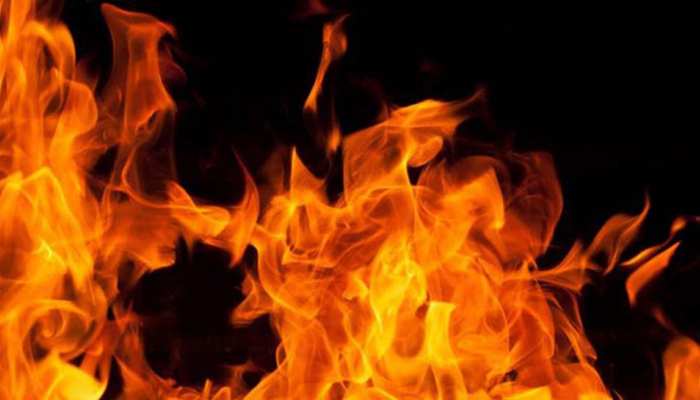 हिमाचल प्रदेश: धर्मशाला में 12 दिनों से धधक रही है आग, चारों ओर फैला धुआं हिमाचल प्रदेश: धर्मशाला में 12 दिनों से धधक रही है आग, चारों ओर फैला धुआं