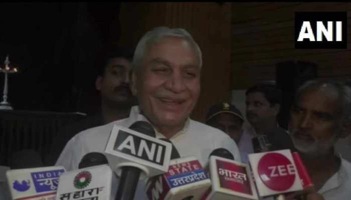 योगी के मंत्री ने पहले तो सरकारी कर्मचारी से पहना जूता, अब भगवान राम का सहारा लेकर कर रहे हैं इसे सही साबित योगी के मंत्री ने पहले तो सरकारी कर्मचारी से पहना जूता, अब भगवान राम का सहारा लेकर कर रहे हैं इसे सही साबित
