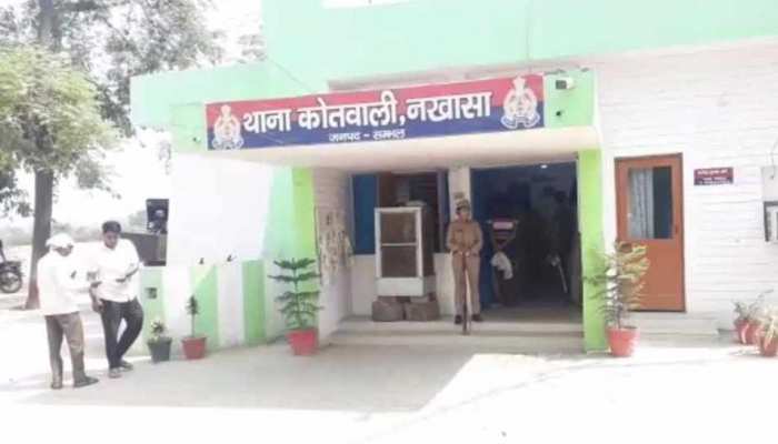 पत्नी को कमरे में बंद कर सौतेली बेटी का कर रहा था रेप, लोगों ने पीट-पीटकर मार डाला पत्नी को कमरे में बंद कर सौतेली बेटी का कर रहा था रेप, लोगों ने पीट-पीटकर मार डाला