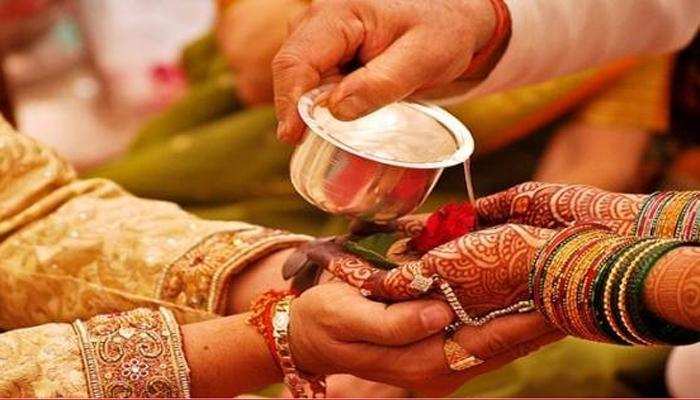 समस्तीपुर: नशे में शादी करने पहुंचा दुल्हा, लड़की वालों ने पूरे बारात को बनाया बंधक समस्तीपुर: नशे में शादी करने पहुंचा दुल्हा, लड़की वालों ने पूरे बारात को बनाया बंधक