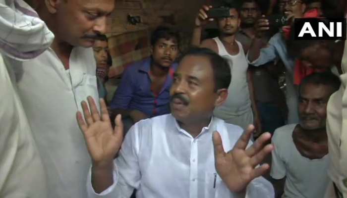 VIDEO: बच्चों की मौत के बाद विधायक हाल पूछने पहुंचे तो नाराज ग्रामीणों ने बनाया बंधक VIDEO: बच्चों की मौत के बाद विधायक हाल पूछने पहुंचे तो नाराज ग्रामीणों ने बनाया बंधक