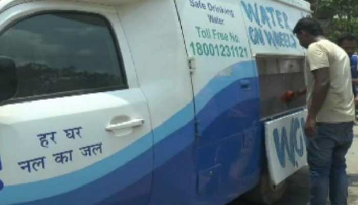 दरभंगा में वाटर एटीएम बुझा रही है राहगीरों की प्यास, पारा 40 के पार दरभंगा में वाटर एटीएम बुझा रही है राहगीरों की प्यास, पारा 40 के पार
