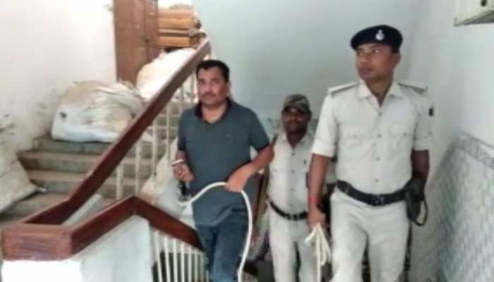 बिहार से कुख्यात गौ तस्कर गिरफ्तार, असम पुलिस डेढ़ साल से कर रही थी तलाश बिहार से कुख्यात गौ तस्कर गिरफ्तार, असम पुलिस डेढ़ साल से कर रही थी तलाश