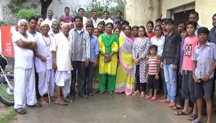 गुजरात के इस गांव में युवा नहीं करते हैं मोबाइल का इस्तेमाल... गुजरात के इस गांव में युवा नहीं करते हैं मोबाइल का इस्तेमाल...